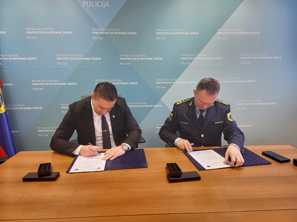 V. d. generalnega direktorja policije Damjan Petrič, mag., in predsednik Društva kriminalistov Slovenije Damjan Apollonio, mag., podpisujeta načrt dela.