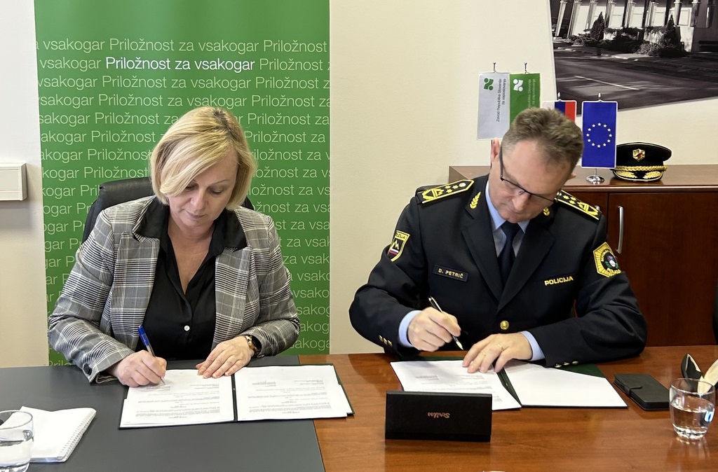  Greta Metka Barbo Škerbinc in Damjan Petrič podpisujeta sporazum.
