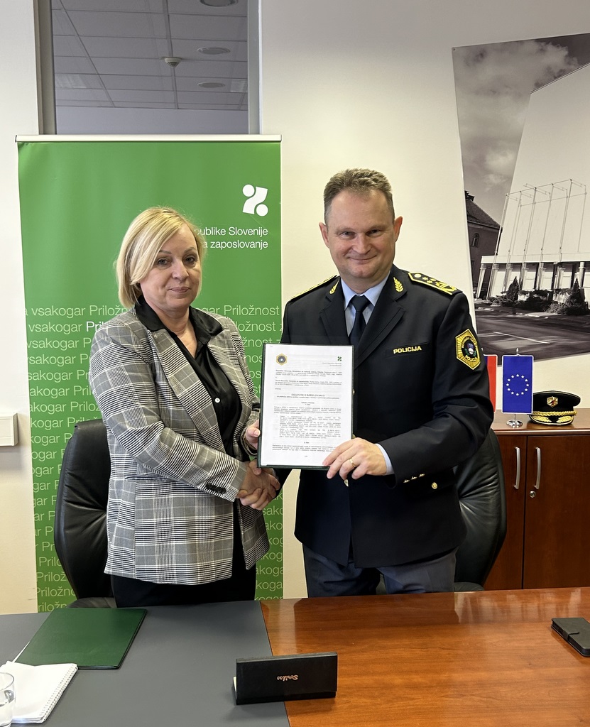  Greta Metka Barbo Škerbinc in Damjan Petrič se rokujeta. 