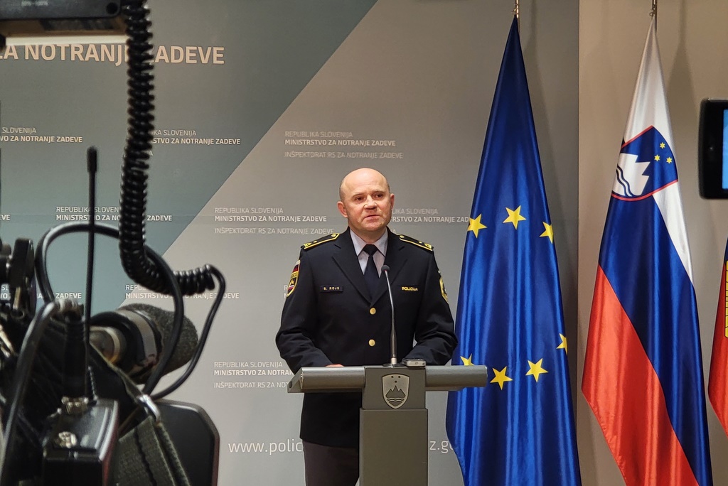 Mag. Boris Rojs stoji pred mikrofonom in kamerami, daje izjavo novinarjem.