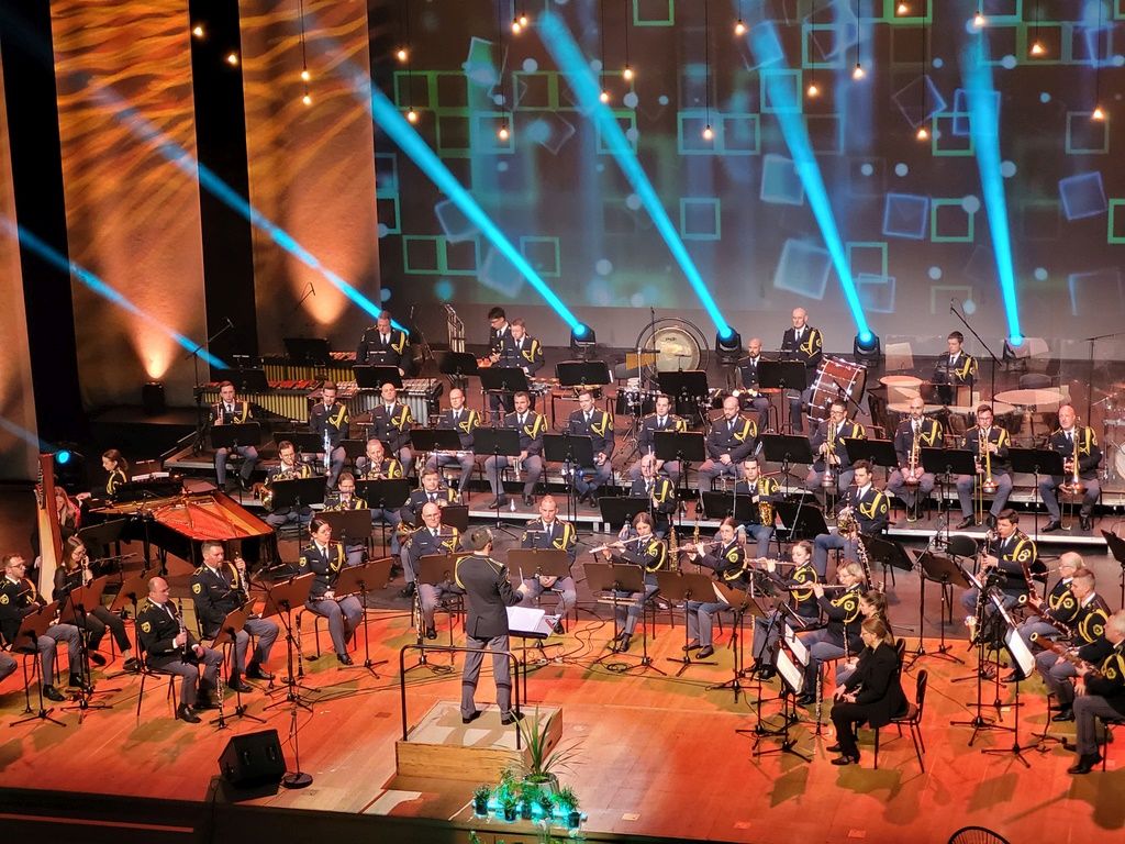 Policijski orkester na odru med igranjem