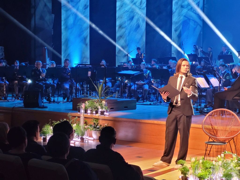 Dramski igralec Klemen Janežič med moderiranjem dogodka na odru