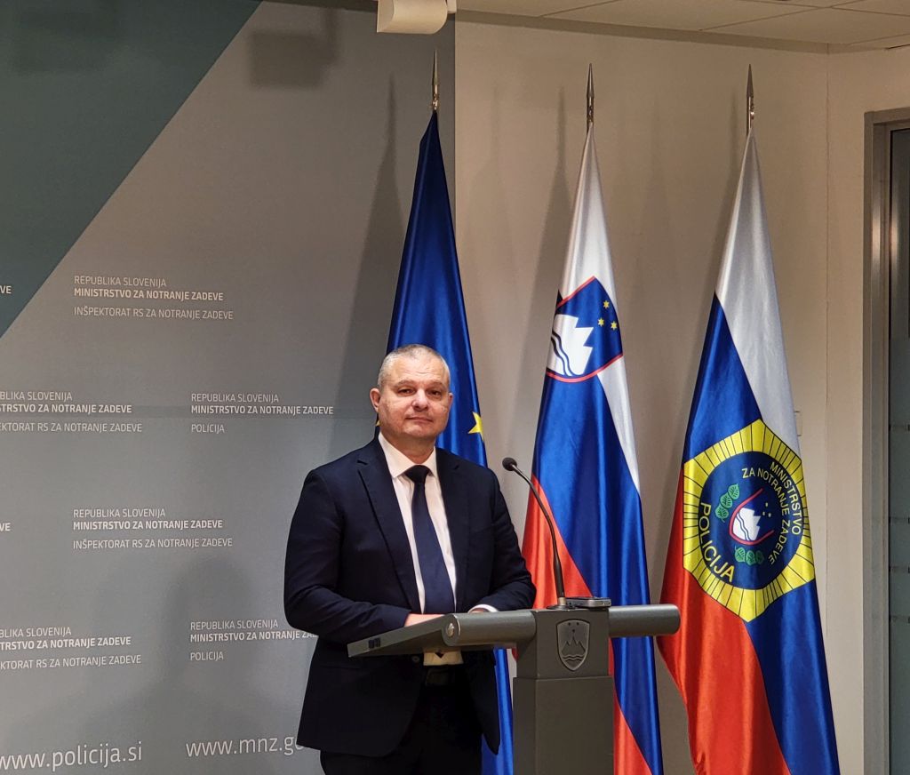 Darko Muženič med izjavo za javnost