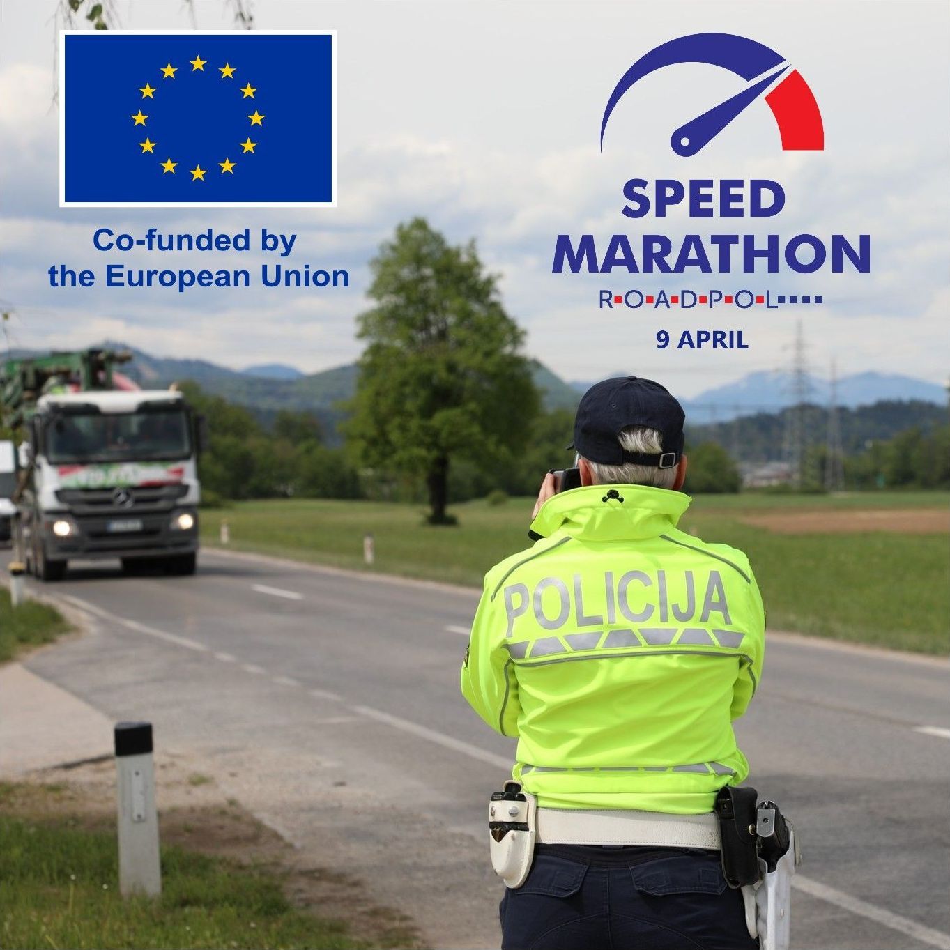 Prometna policistka med merjenjem hitrosti - stoji ob cesti, merilnik hitrosti ima usmerjen proti prihajajočemu tovornjaku. Na sliki je tudi napis Speed marathon, Roadpol, 9. april, in logotip sofinanciranja Evropske unije.