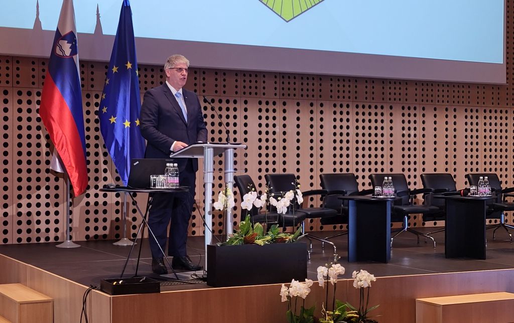 Bostjan Poklukar med nagovorom na odru