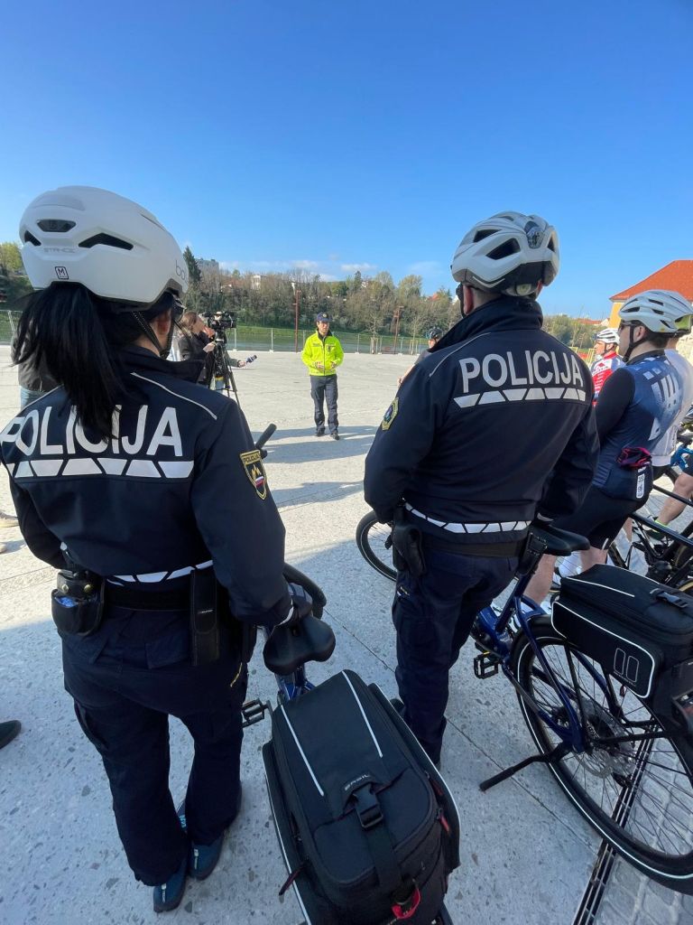Policist Venčeslav Markuš zbrane pred dogodkom nagovarja in poziva k varni vožnji.