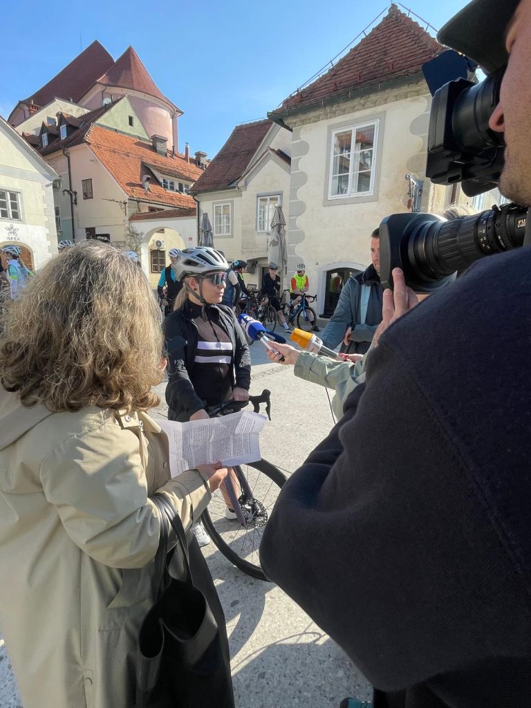 Tadeja Zavec razlaga prisotnim o svoji izkušnji.