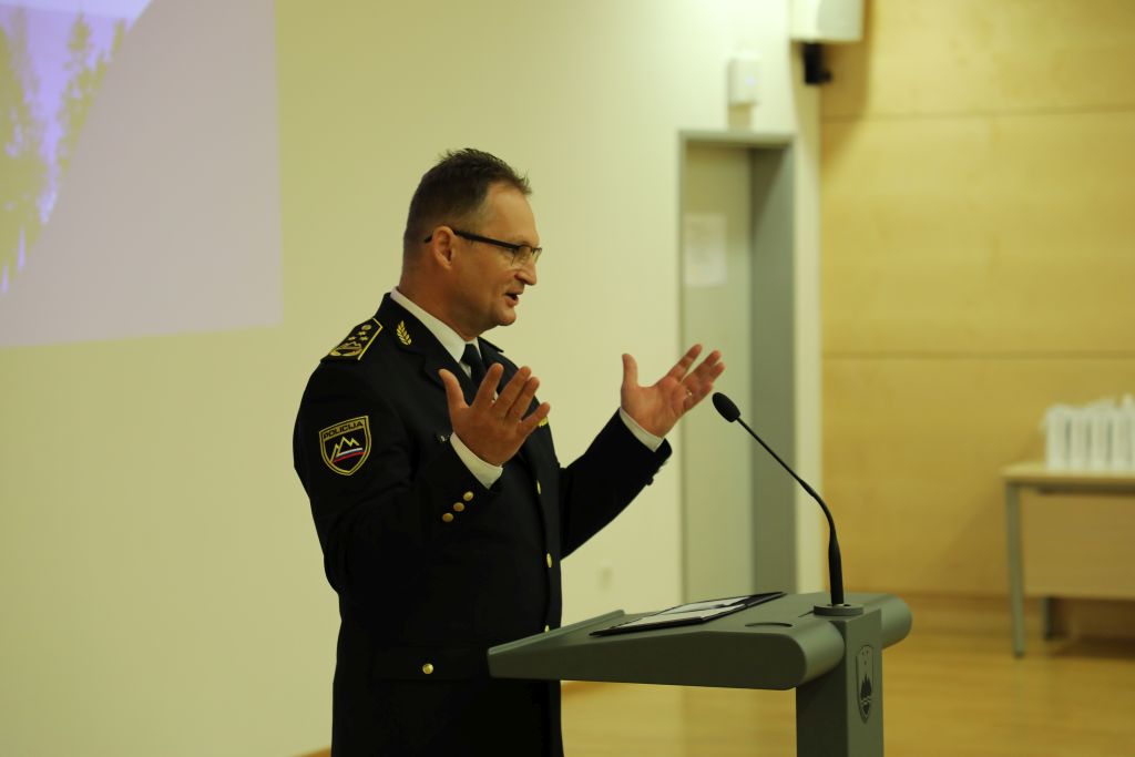 Damjan Petrič med nagovorom udeležencev sprejema