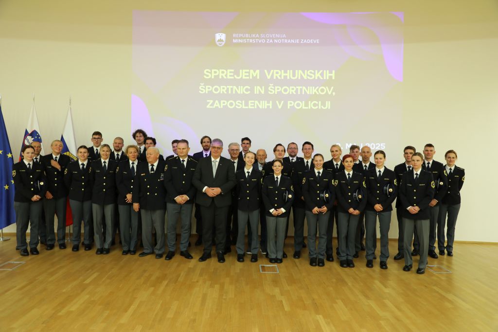 Vrhunski športniki in trenerji, zbrani na sprejemu pri vodstvu ministrstva in policije (skupinska slika)