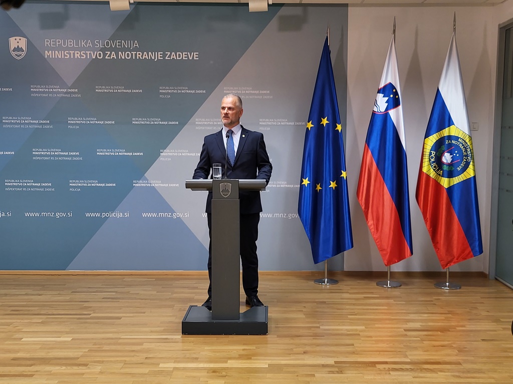 Matjaž Jerkič stoji za govornico in podaja izjavo