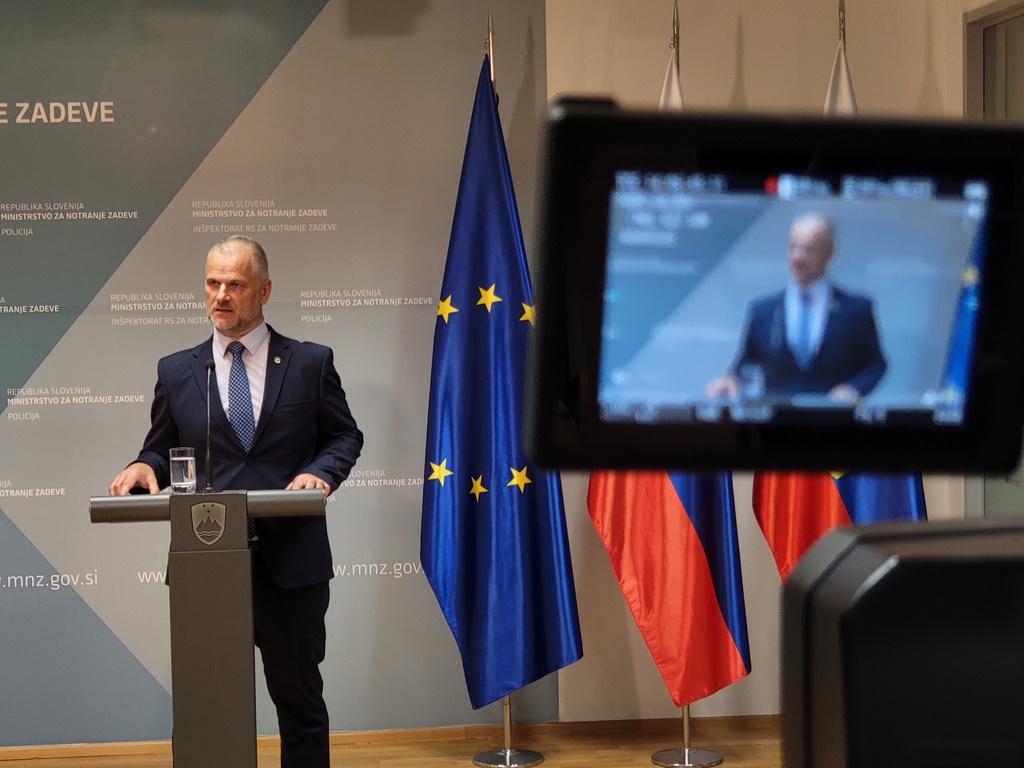 Matjaž Jerkič stoji za govornico in podaja izjavo