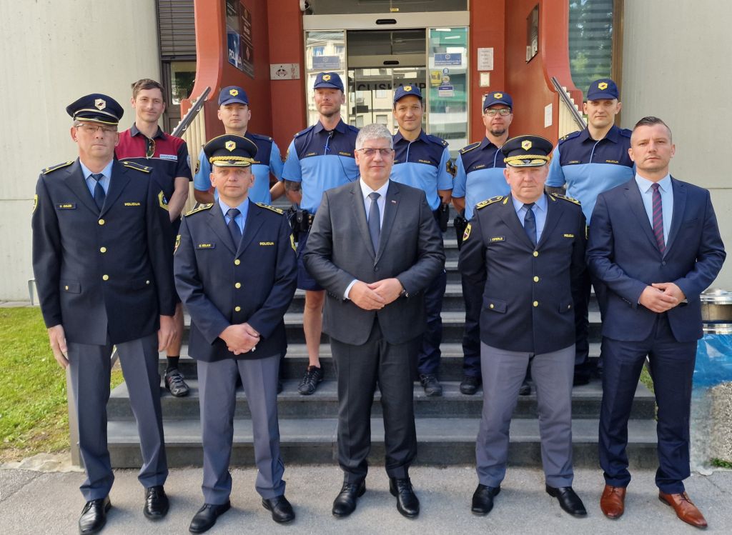 Skupinska slika na stopnicah pred vhodom Policijske uprave Celje