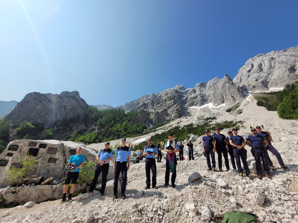 Predstavniki policije stojijo pred spominskim obeležjem