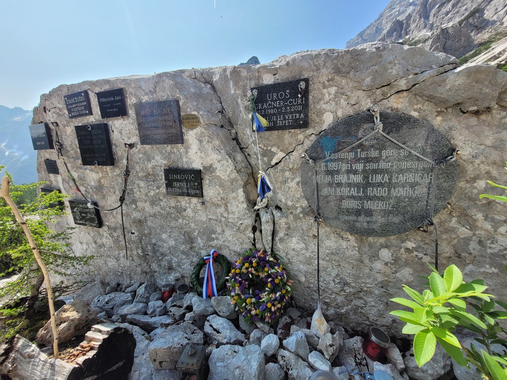 Spominsko obeležje in dva položena venca