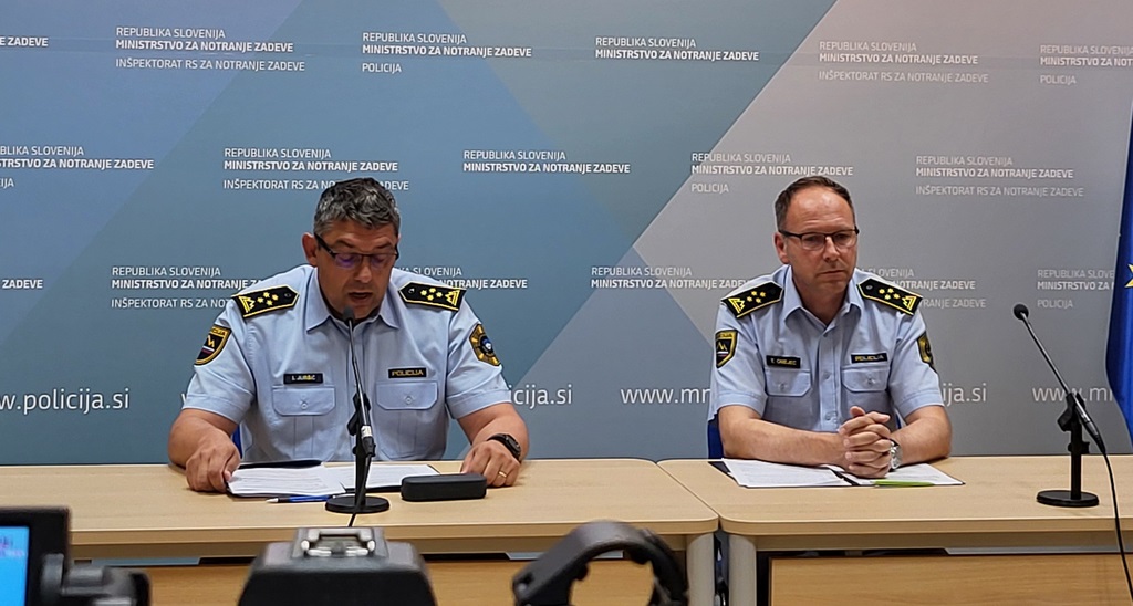 Igor Juršič in Tomislav Omejec sedita za mizo, poteka novinarska konferenca