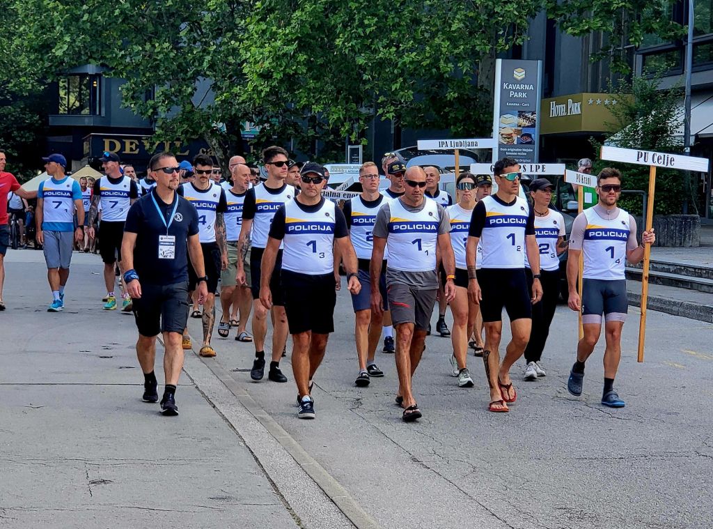 Ekipe tekmovalcev prihajajo na prizorišče otvoritve tekmovanja.