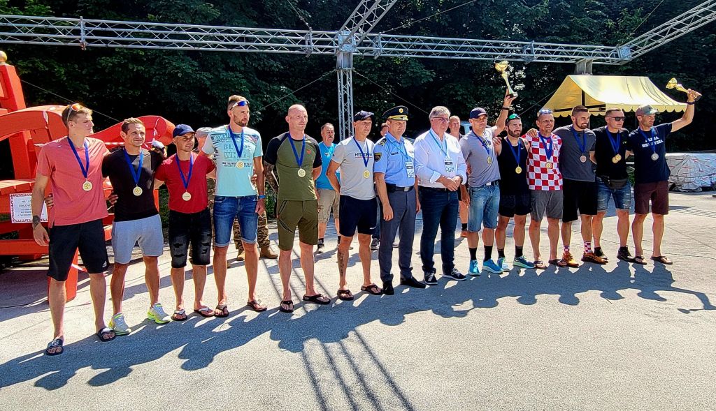 Skupinska slika vseh treh zmagovalnih ekip v skupni razvrstitvi