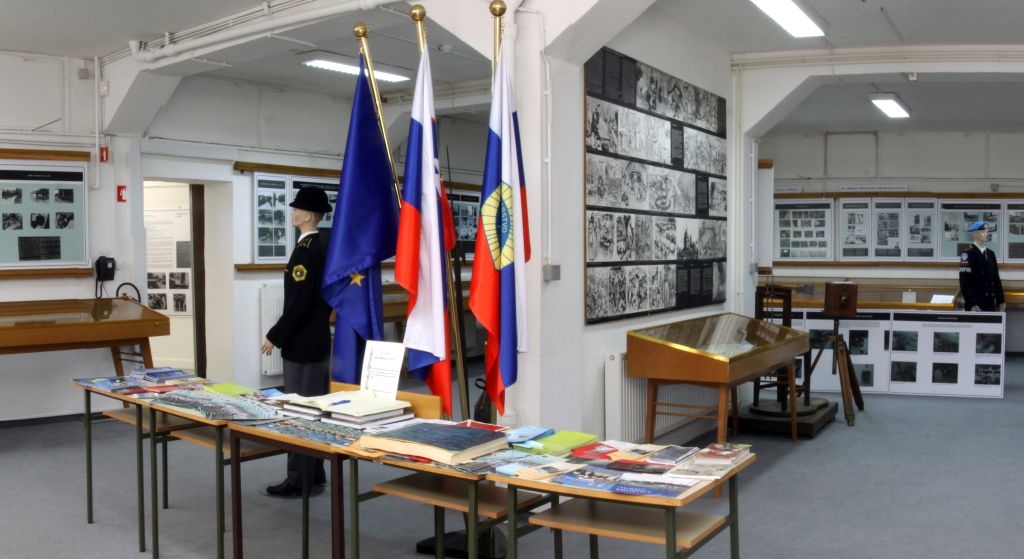 Eden od prostorov v muzeju z razstavljenimi eksponati in drugim gradivom (zastave, lutke v policijski uniformi ..)