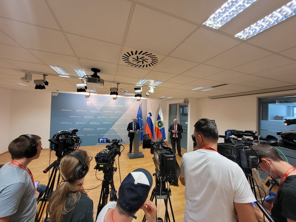 Darko Muženič podaja izjavo za medije, predstavniki novinarjev snemajo s kamerami