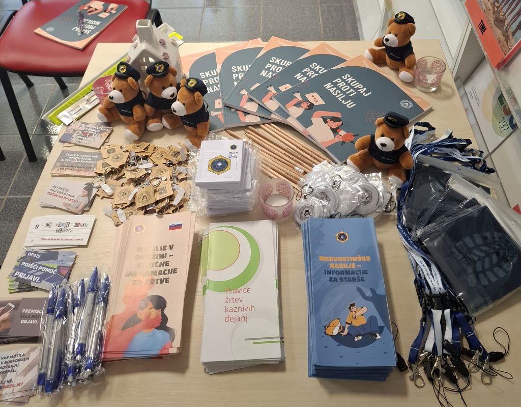 Na mizi razpostavljeno promocijsko in preventivno gradivo policije
