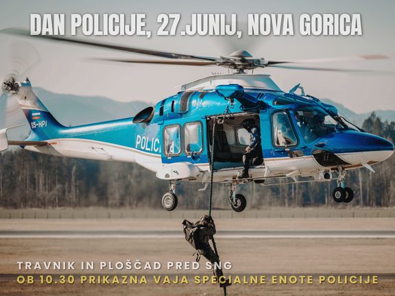 Specialec se po vrvi spušča iz policijskega helikopterja.