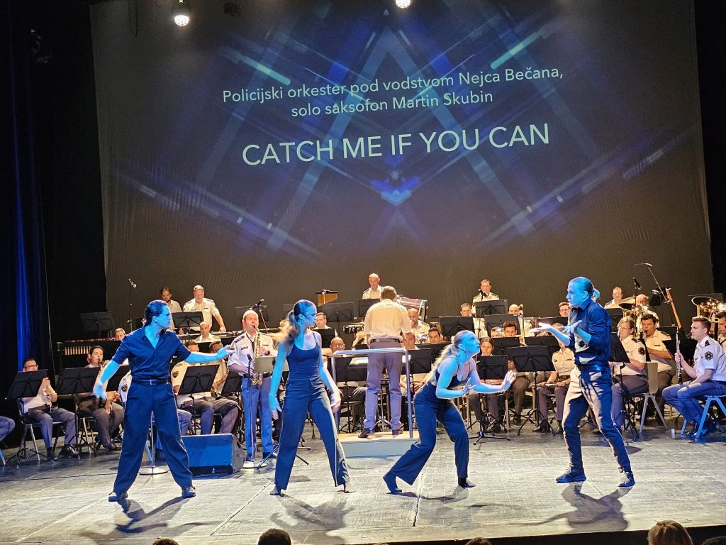 Plesalci na odru ob spremljavi Policijskega orkestra