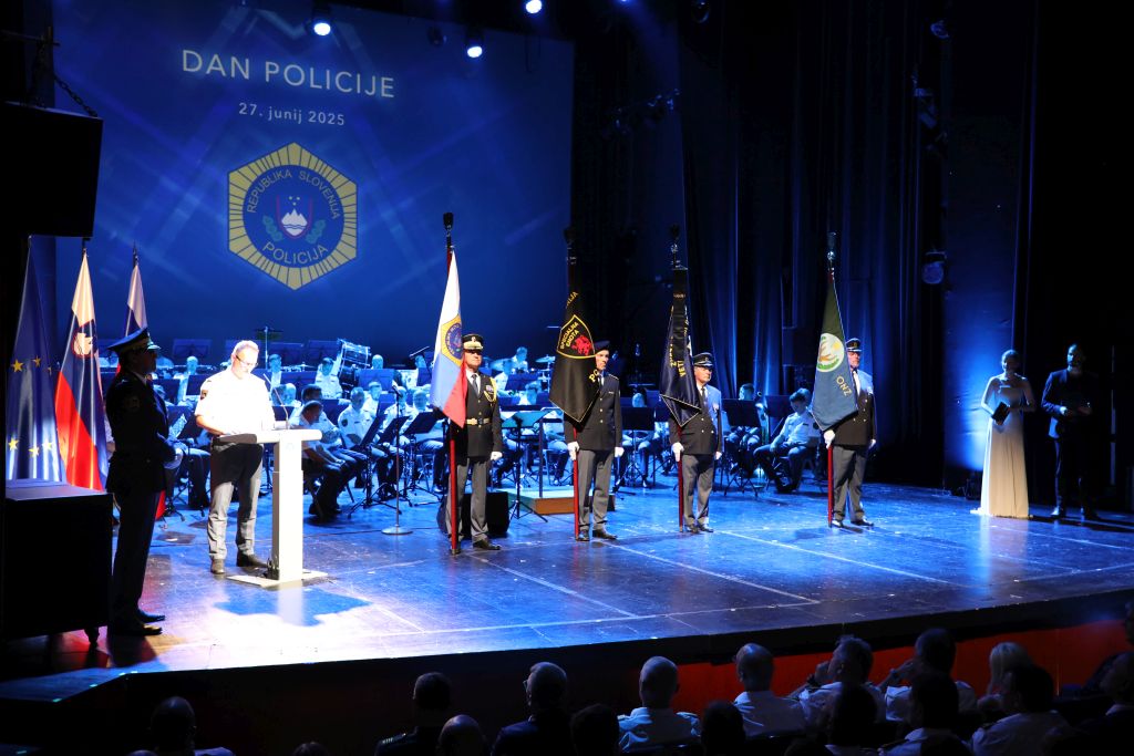 Petrič med nagovorom na odru SNG, ob njem stojijo praporščaki.