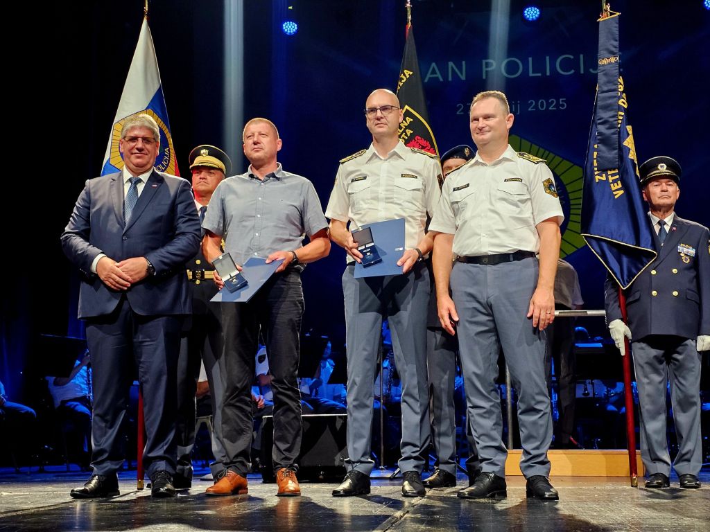 Na odru stojijo Poklukar, Gomboc, Senica, Petrič