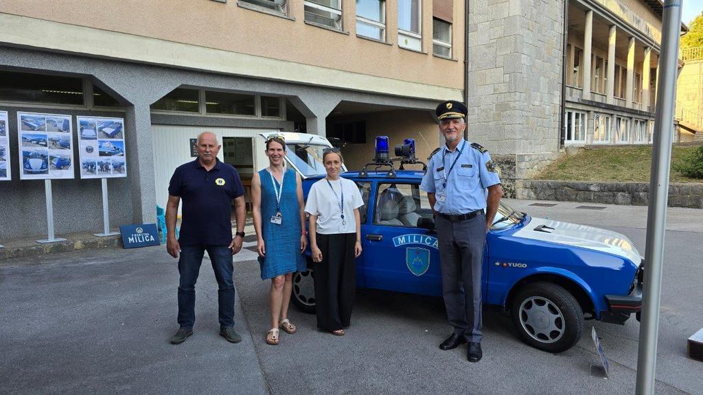 Ekipa Muzeja slovenske policije skupaj z upokojenim policistom Štefanom Abrahamom