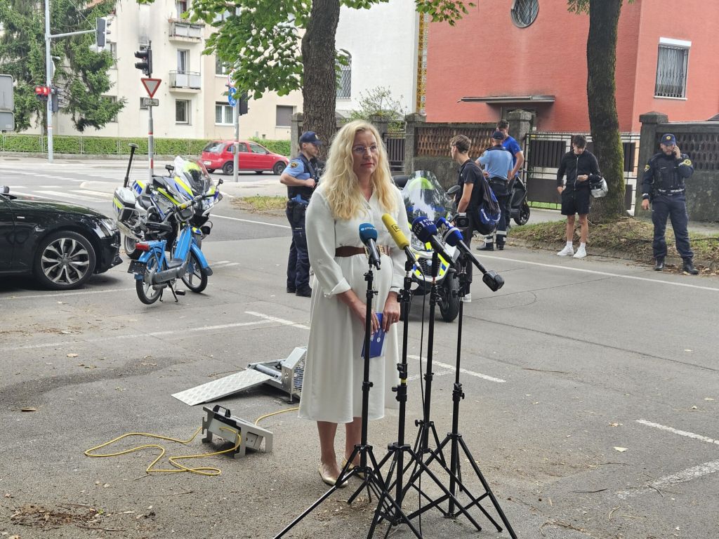 Mag. Jevšnik Kafol daje izjavo za medije.