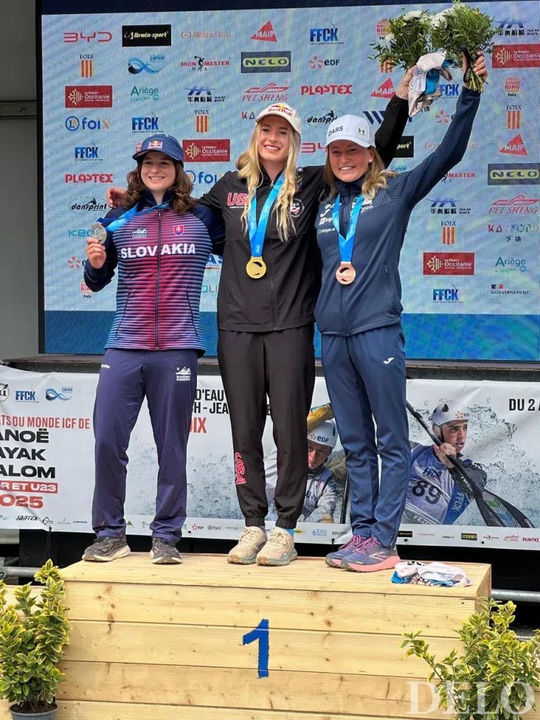Eva Alina Hočevar stoji na zmagovalnih stopničkah, na desni, z bronasto medaljo okrog vratu