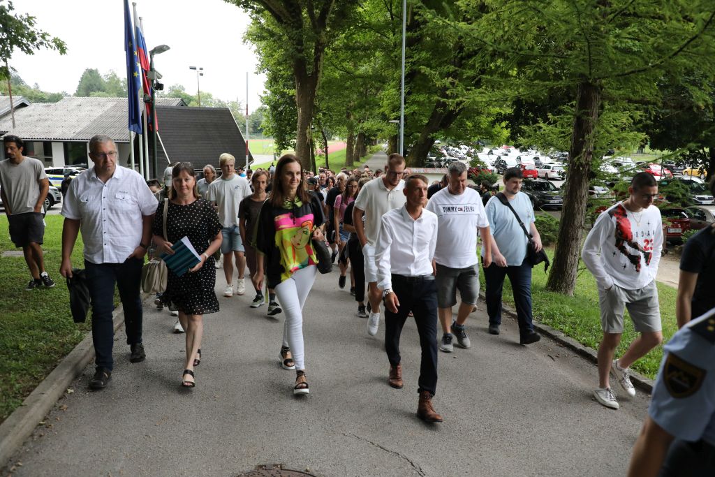 Množica mladih in njihovih staršev hodi proti Policijski akademiji