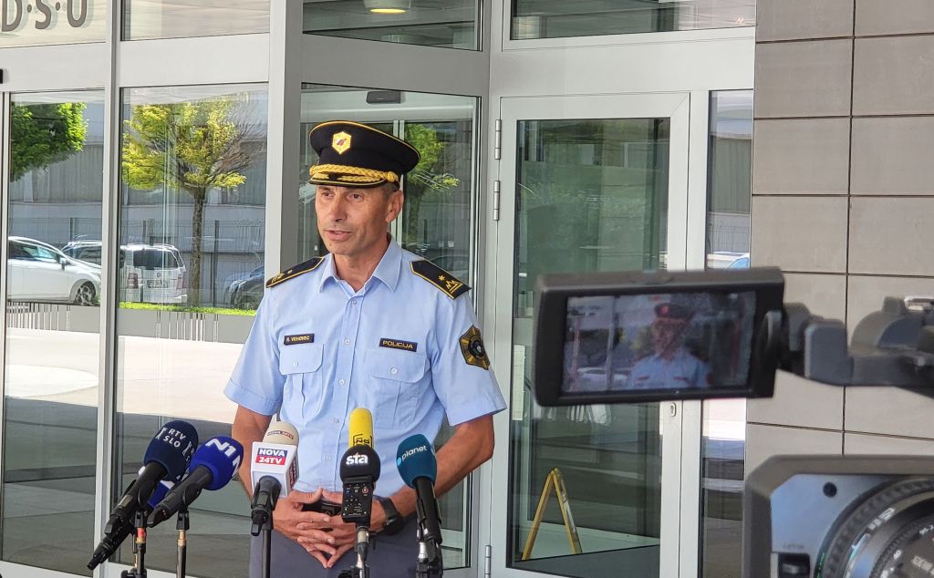 Vehovec stoji zunaj pred vhodom v stavbo, pred njim so kamere in mikrofoni.