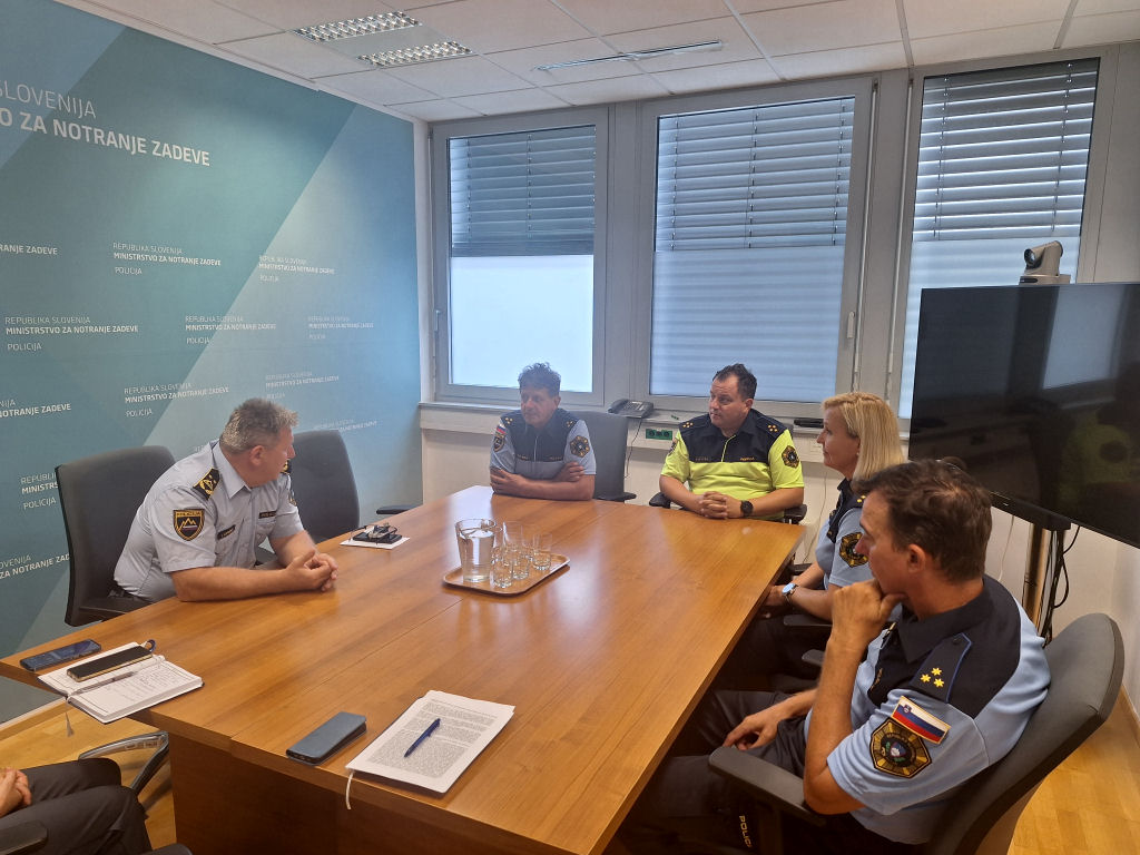 namestnik generalnega direktorja policije Igor Ciperle v pogovoru s policisti, ki so se vrnili z dela na Hrvaškem
