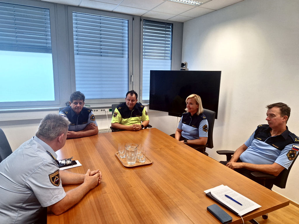 namestnik generalnega direktorja policije Igor Ciperle v pogovoru s policisti, ki so se vrnili z dela na Hrvaškem