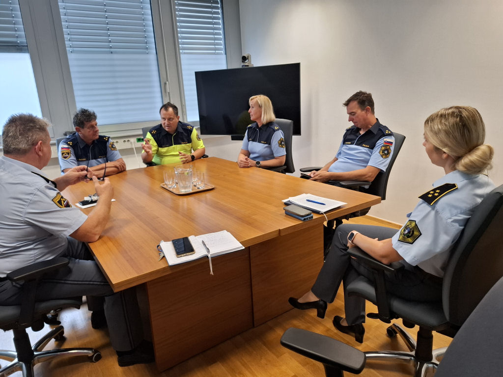 namestnik generalnega direktorja policije Igor Ciperle v pogovoru s policisti, ki so se vrnili z dela na Hrvaškem