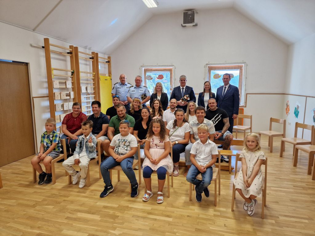 V učilnici na podružnični šoli Bohinjska Bela, skupinska slika otrok, staršev in predstavnikov ministrstva in policije