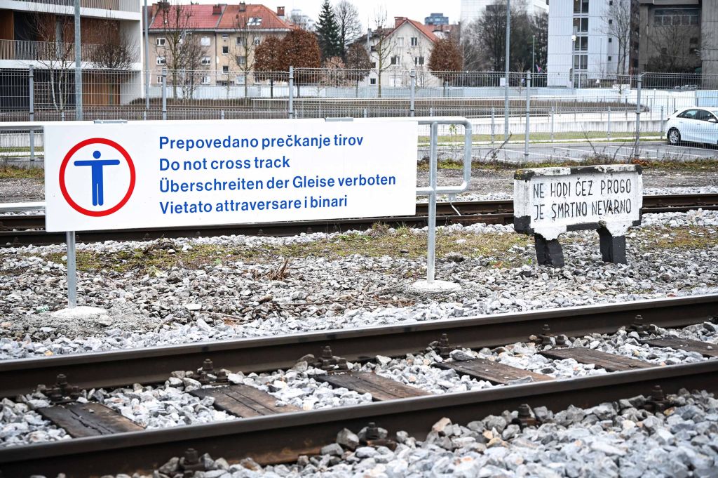 Tabla z napisom Prepovedano prečkanje tirov (v 4 jezikih)