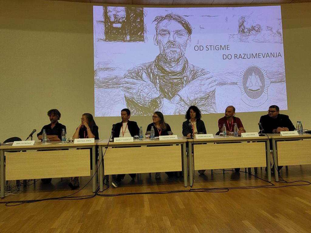 Za mizo sedi sedem strokovnjakov, udeležencev okrogle mize