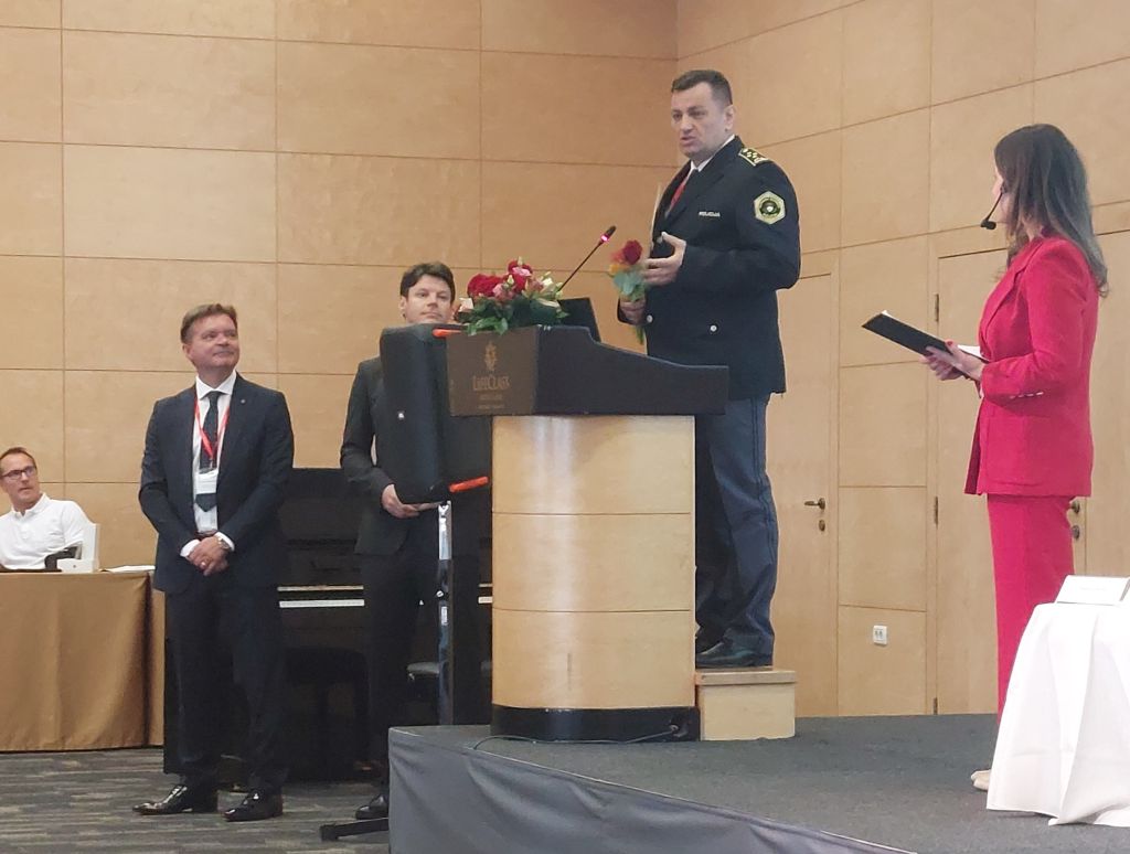 Direktor Uprave uniformirane policije Mirko Nunić stoji za govornico na konferenci