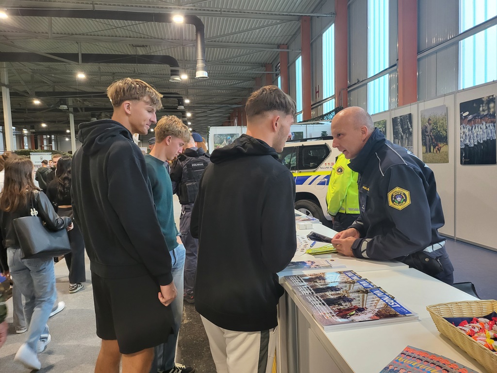 Policist se pogovarja z obiskovalcema