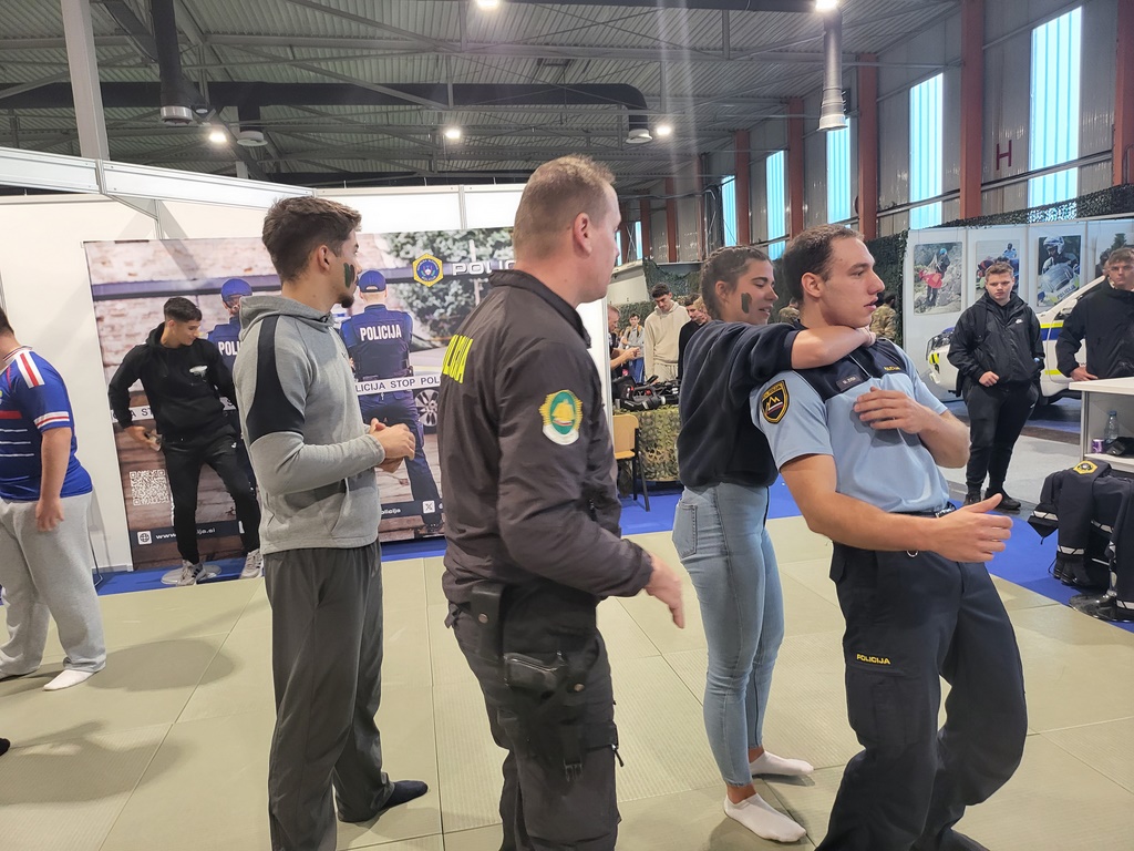 Obiskovalci se preizkušajo v policijskem praktičnem postopku