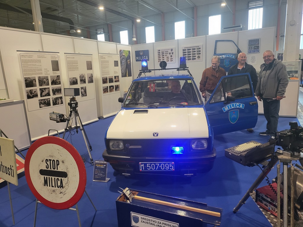 Obiskovalci si ogledujejo opremo iz časa milice