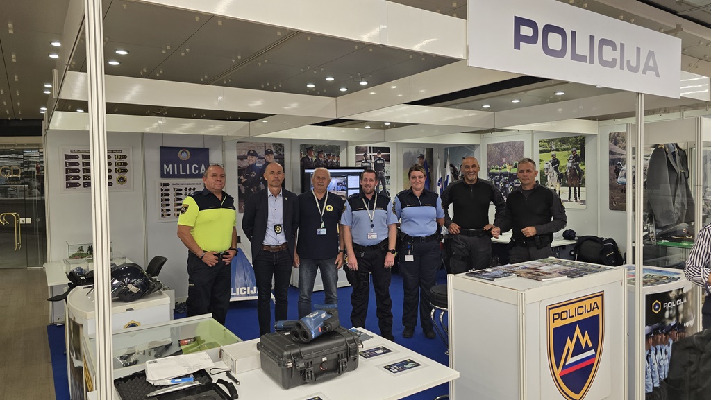 Policisti na razstavnem prostoru policije