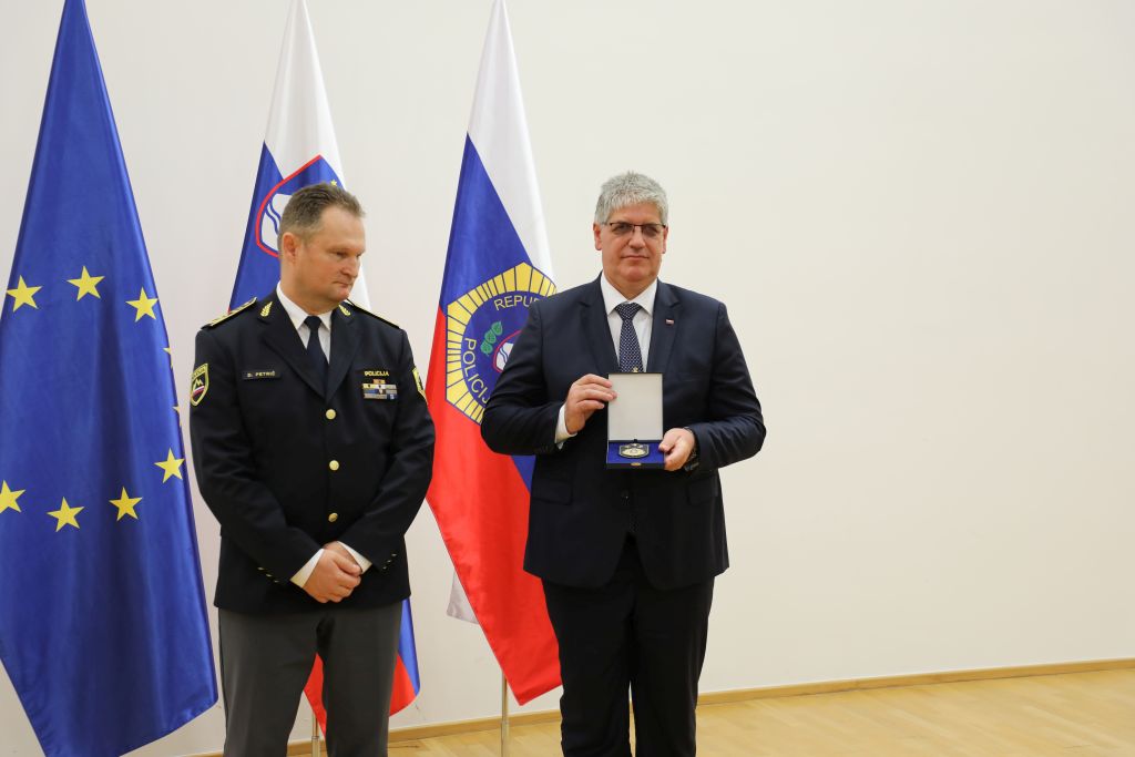 Petrič in Poklukar, slednji ima v rokah škatlo z znakom generalnega direktorja policije