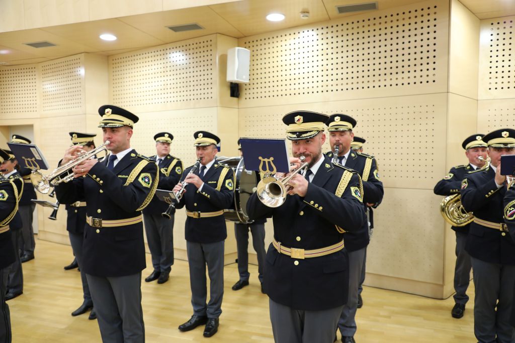 Člani Policijskega orkestra med igranjem