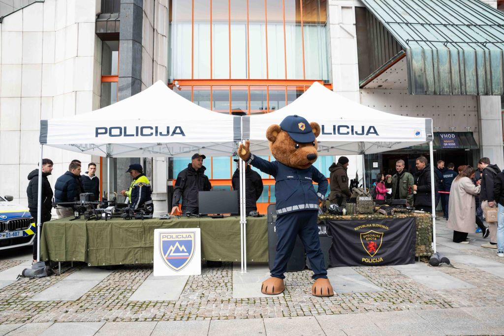 Policist medved na zunanjem razstavnem prostoru policije
