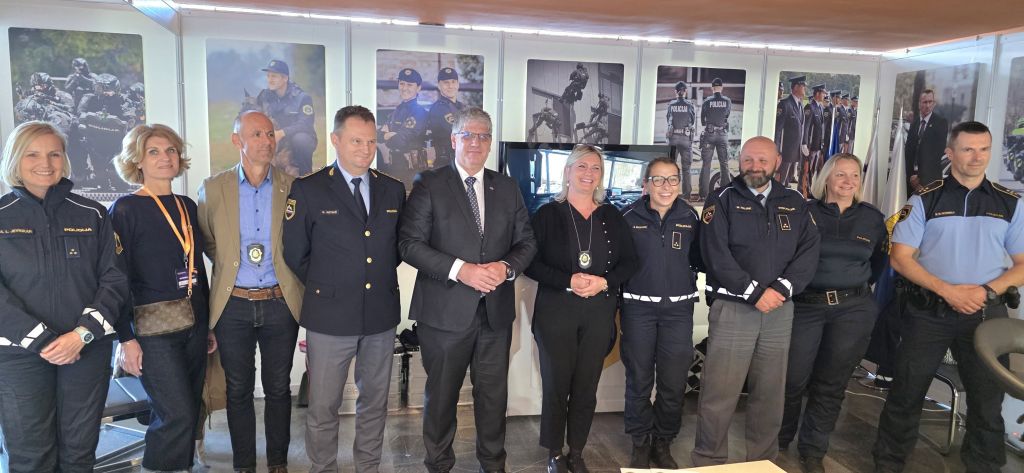 Skupinska slika: minister Poklukar in generalni direktor policije skupaj z ostalimi sodelujočimi predstavniki policije