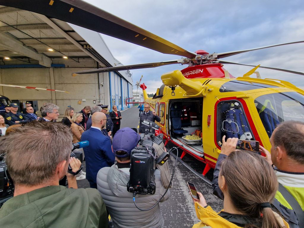 predstavniki sodelujočih institucij in medijev si ogledujejo helikopter