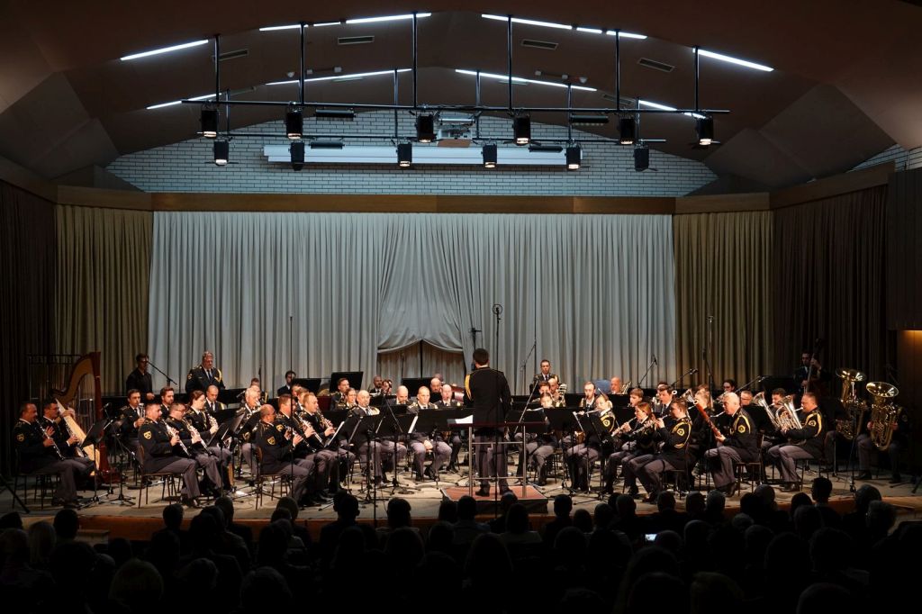 Člani orkestra v polni zasedbi na odru